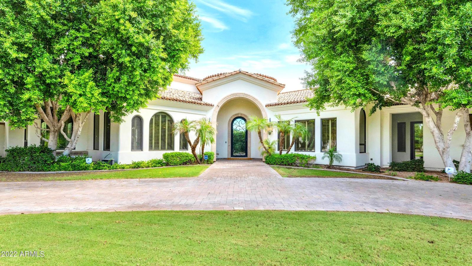 Arcadia estate on North Borgatello Lane in Phoenix 85018, sold by Candelaria Luxury Properties